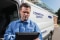 La photo montre un technicien Carrier avec sa camionnette