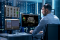 La photo montre un homme travaillant sur un logiciel Carrier