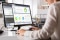 La photo montre une femme travaillant sur le logiciel Nlyte, une solution de gestion de l'infrastructure des centres de données (DCIM)