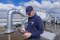 La photo montre un technicien Carrier en intervention sur site