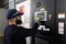 La photo montre un technicien Carrier en intervention sur site