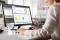 La photo montre une femme travaillant sur le logiciel Nlyte, une solution de gestion de l'infrastructure des centres de données (DCIM)