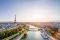 Vue aérienne de Paris avec la Tour Eiffel et ses bâtiments environnants, illustrant les solutions de service et d’efficacité énergétique pour les bâtiments.
