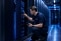 Technicien qui inspecte les équipements dans un data center