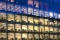 Immeuble de bureaux à plusieurs étages visible à travers des façades vitrées, où le contrôle climatique maintient un environnement de travail confortable.