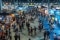 Salons d'exposition avec de la foule