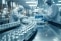 Scientifiques dans un laboratoire prend une bouteille sur la chaîne de production