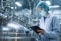 Employés travaillant sur une ligne de production dans une usine pharmaceutique