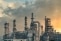 Vue extérieure d'une usine avec un réseau de tuyauteries et d'équipements industriels