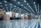 Employés d'un entrepôt logistique chargeant des camions avec des marchandises destinées à la distribution.