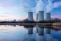 Vue extérieure d'une centrale nucléaire avec ses tours de refroidissement