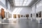 Grande salle d'exposition avec tableaux