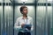 Personne travaillant dans une salle de serveurs