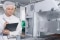 Personne travaillant dans une usine agroalimentaire