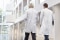 Deux personnes avec une blouse blanche dans un hôpital