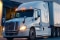 Camion de transport à l'extérieur d'un entrepôt logistique