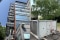 Pompe à chaleur réversible installée à l'extérieur d'un immeuble de bureaux