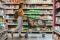 Personne poussant un caddie dans les rayons d'un supermarché