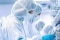 Personnes portant un masque et travaillant dans une usine pharmaceutique