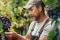 Viticulteur regardant sa vigne