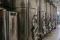 Cuves dans une cave vinicole