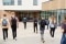 Des étudiants sur un campus où l’environnement est contrôlé grâce à des solutions CVC temporaires.