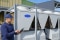 technicien Carrier Rental System travaillant sur les arrêts programmés