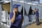 Deux techniciens Carrier sont en train de travailler