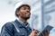 Une personne observant la solution Abound™ HVAC Performance