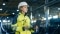 une femme ouvrière avec un ordinateur portable dans une usine