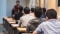 étudiants qui écoutent dans une salle de classe