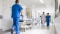 le personnel médical dans le couloir de l'hôpital