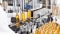Un scientifique dans un laboratoire prend une bouteille sur la chaîne de production