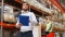 employé chargé de contrôler les marchandises dans l'entrepôt à rayonnages hauts