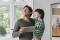 Un père et son fils utilisant une tablette