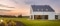 L'image montre une maison avec un jardin verdoyant et un coucher de soleil en arrière-plan.