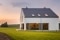 L'image montre une maison avec un jardin verdoyant et un coucher de soleil en arrière-plan.