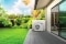 L'image montre une pompe à chaleur monobloc Carrier AquaSnap 30AWH-P sur la terrasse d'une maison individuelle.