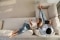 L'image montre deux jeunes gens se relaxant sur un canapé vu de dessus