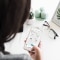 L'image montre une femme qui utilise l'application Carrier sur son smartphone.