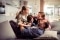 L'image montre une famille heureuse dans son salon